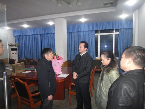 杨常委一行为胡祚忠研究员献上鲜花,送上慰问金,并蚕业所科技人员亲切